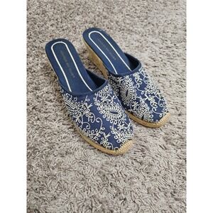 Montego Bay Club Embroidered Close-toes Wedge Size 6.5